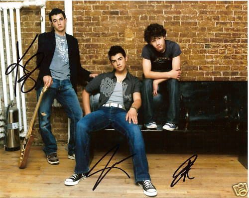JONAS BROTHERS 8x10 signed photo - SIGNED BY ALL THREE STARS - Click Image to Close